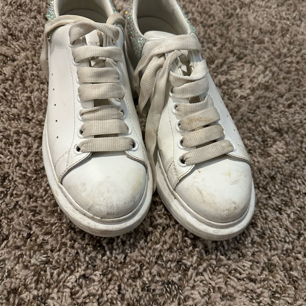 Alexander McQueen Kids White Sneakers with Sparkling Accents - Picture 4 of 5